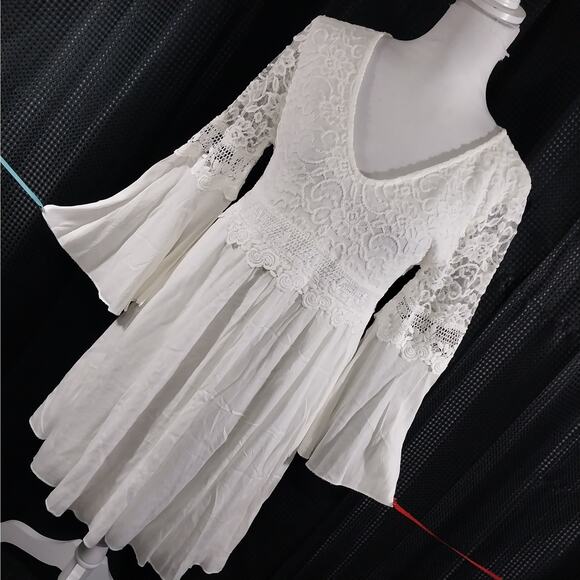 NWOT! EASEL! PUREST WHITE PRINCESS CUT, BELL SLEEVE, LACE BODICE DRESS! SZ L - Picture 1 of 12